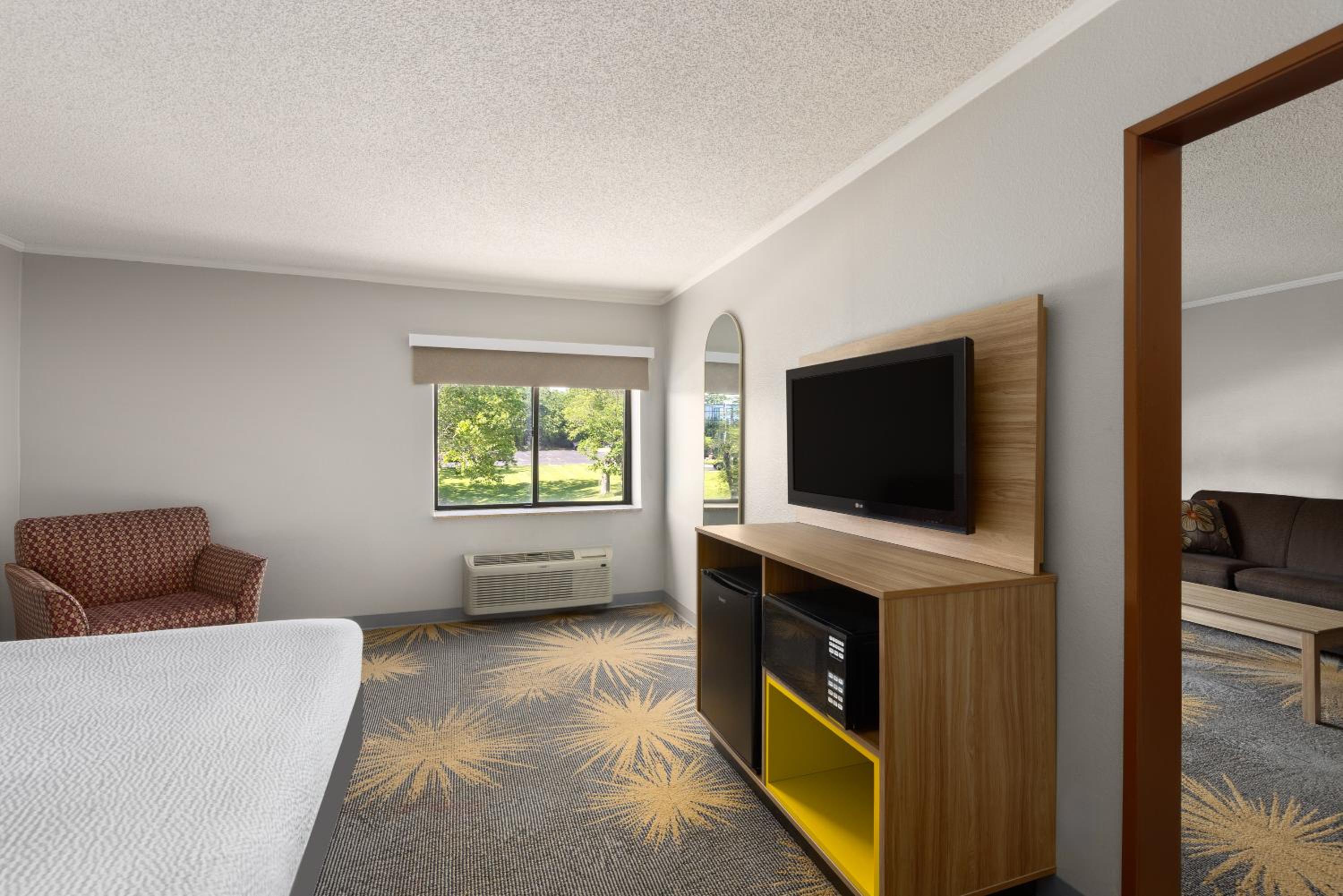 Deluxe, Suite, King Bed, Days Inn & Suites By Wyndham Kansas City South 4/6