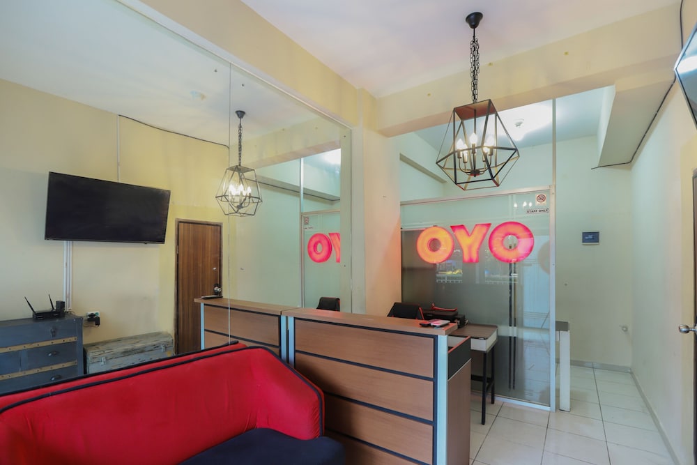 OYO 2103 Lauv Room 2 Grand Centerpoint 14/18