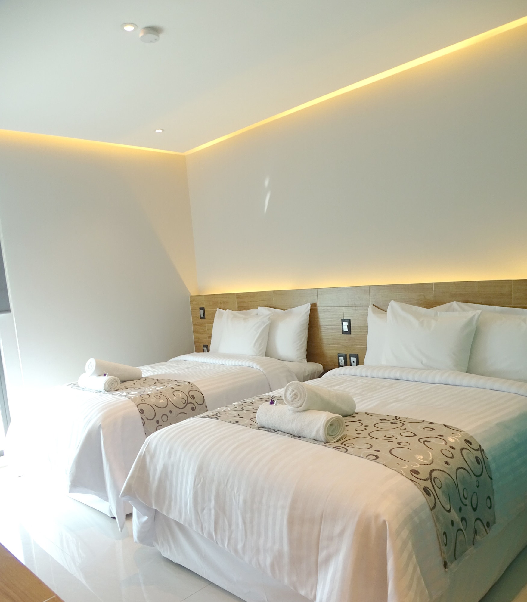 DELUXE, DOUBLE BED