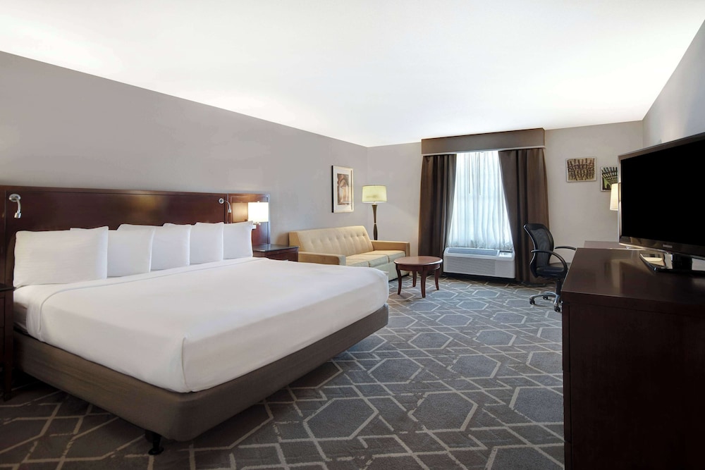 Room, King Bed, Golf Course View