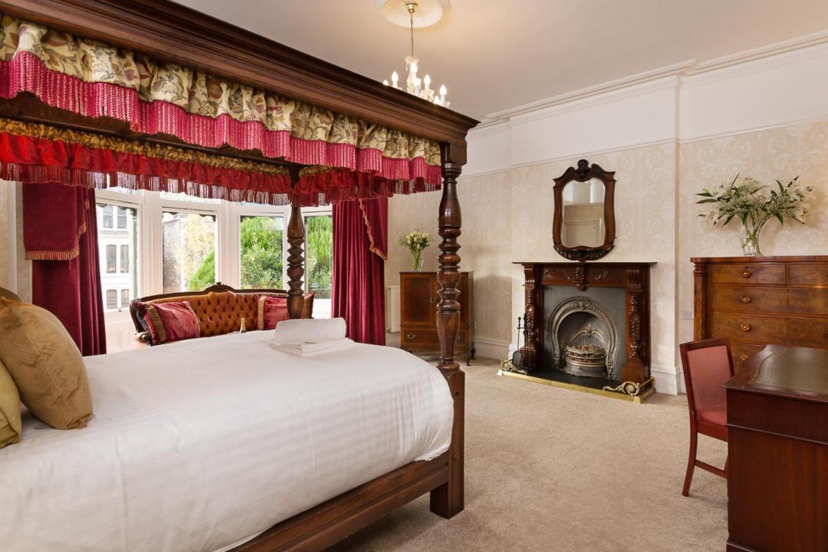 Four Poster, Suite