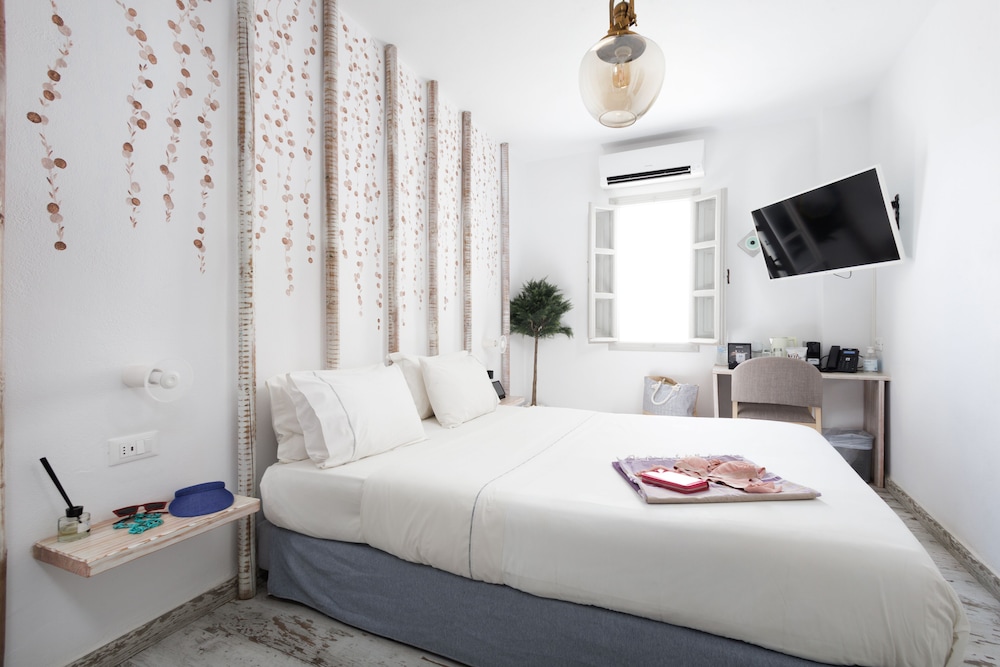 ROOM, DOUBLE BED