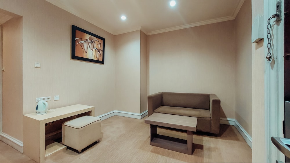 Surabaya Suites Hotel Powered by Archipelago 53/66