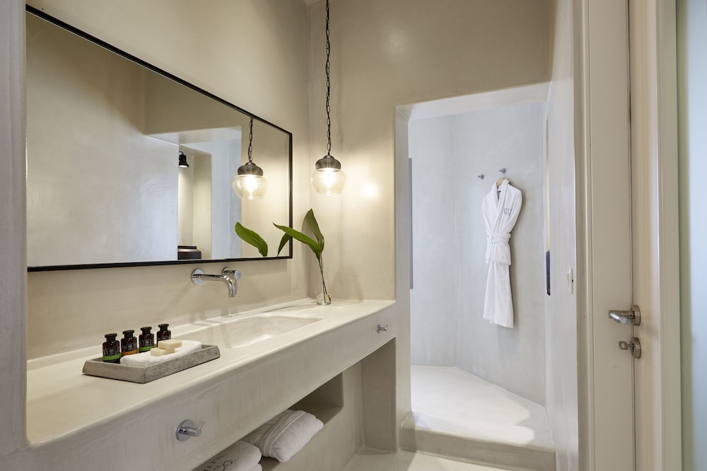 White And Co. La Torre Suites 45/50