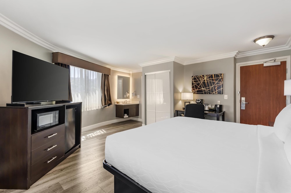 Standard, King Bed, Corner