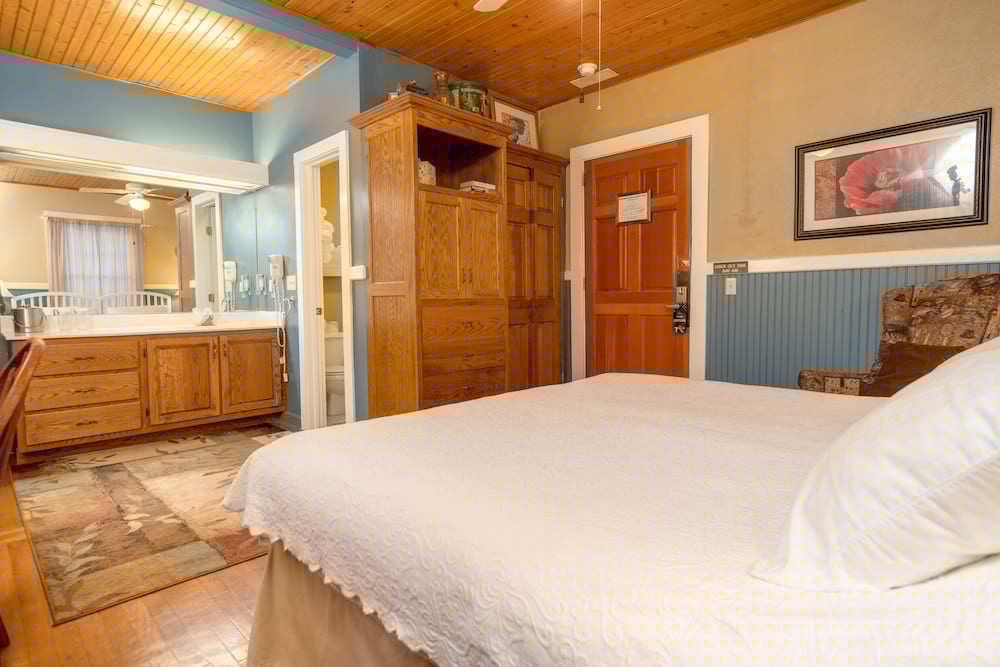 Highland Lake Inn & Resort 23/77