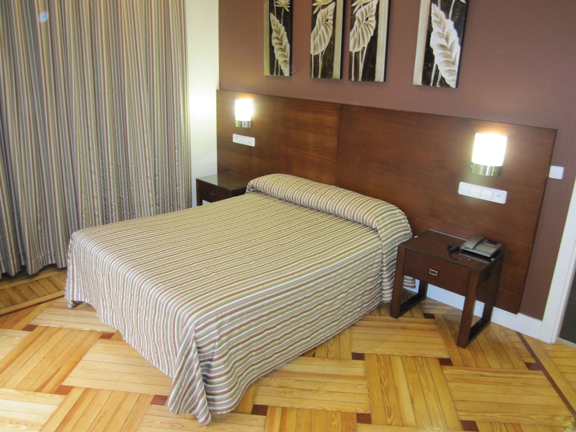 ROOM, SINGLE