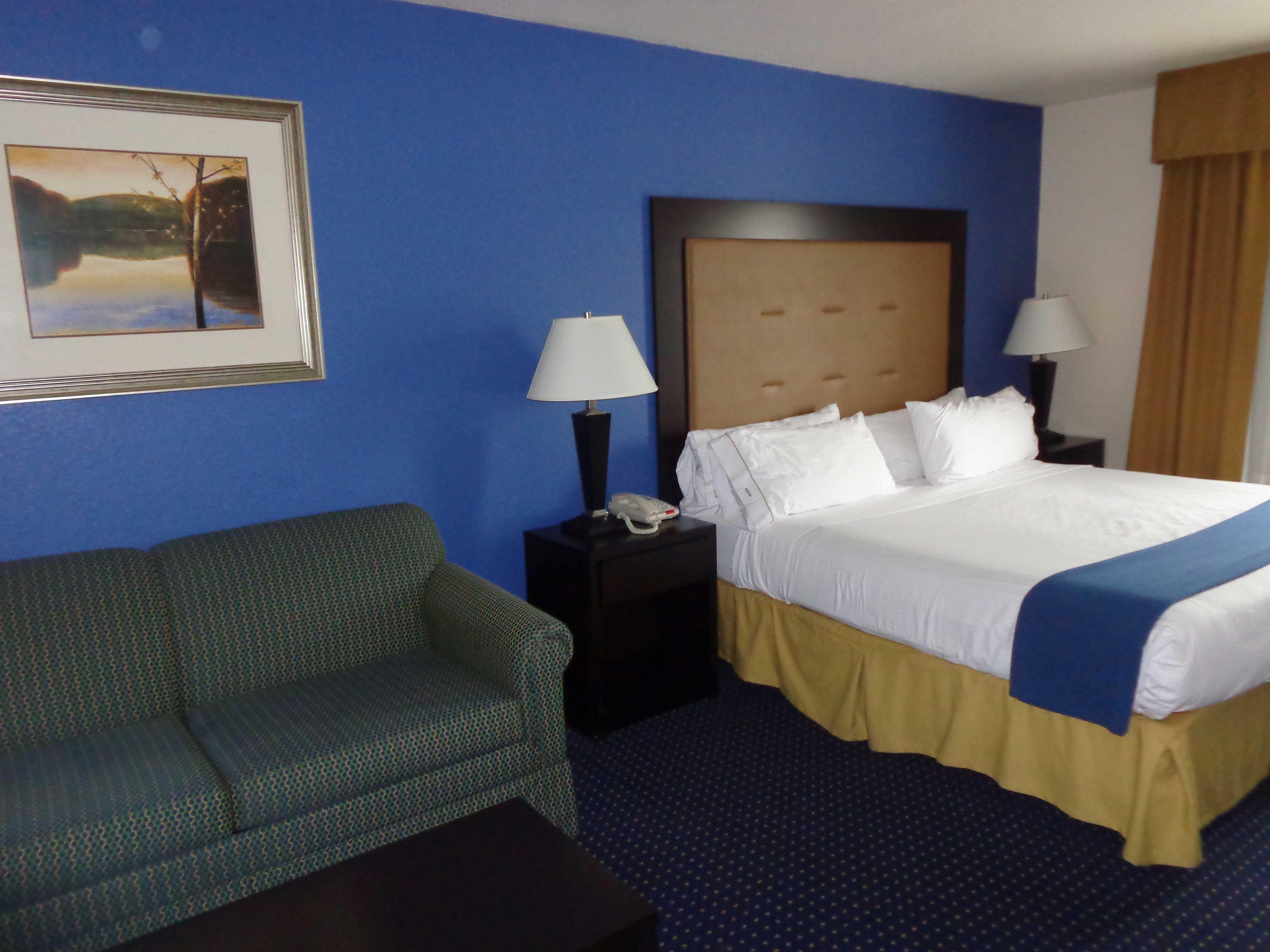 Holiday Inn Express Suites New Buffalo 46/76