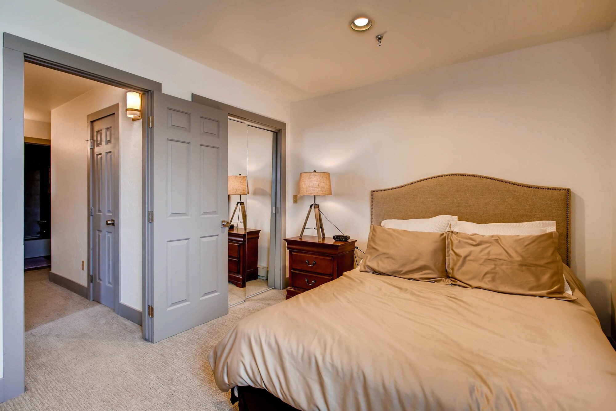 3 Bedrooms, Plaza, 5 People, King and Twin Beds, Queen Bed