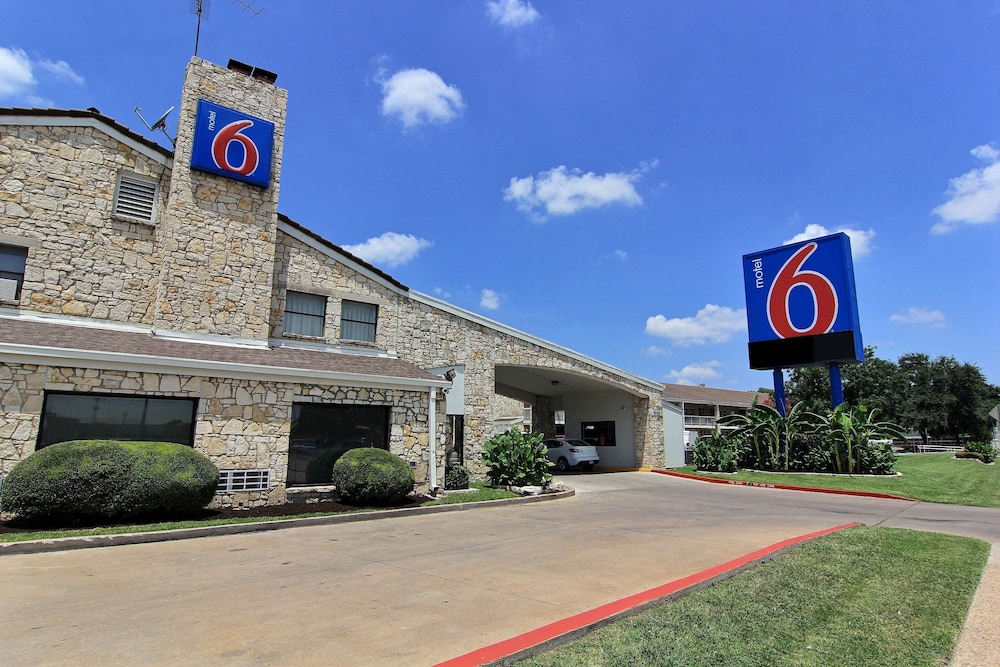 Motel6 Austin, TX - Central Downtown UT 45/53