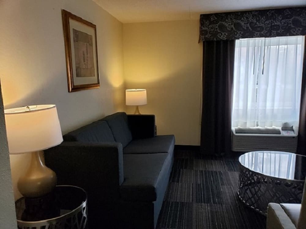 Club Hotel Nashville Inn Suites 33/67