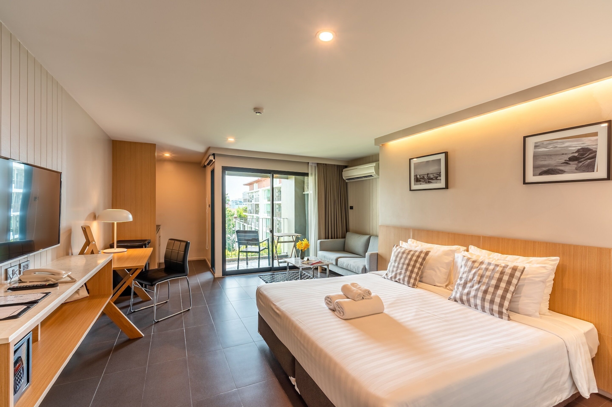 PREMIER, KING BED, BALCONY