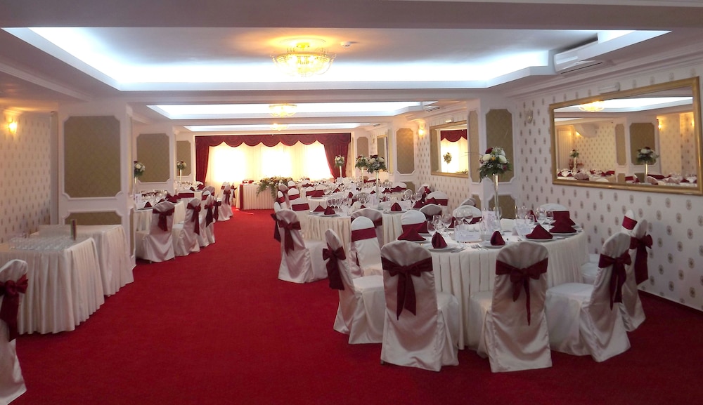 West Plaza Hotel 37/39