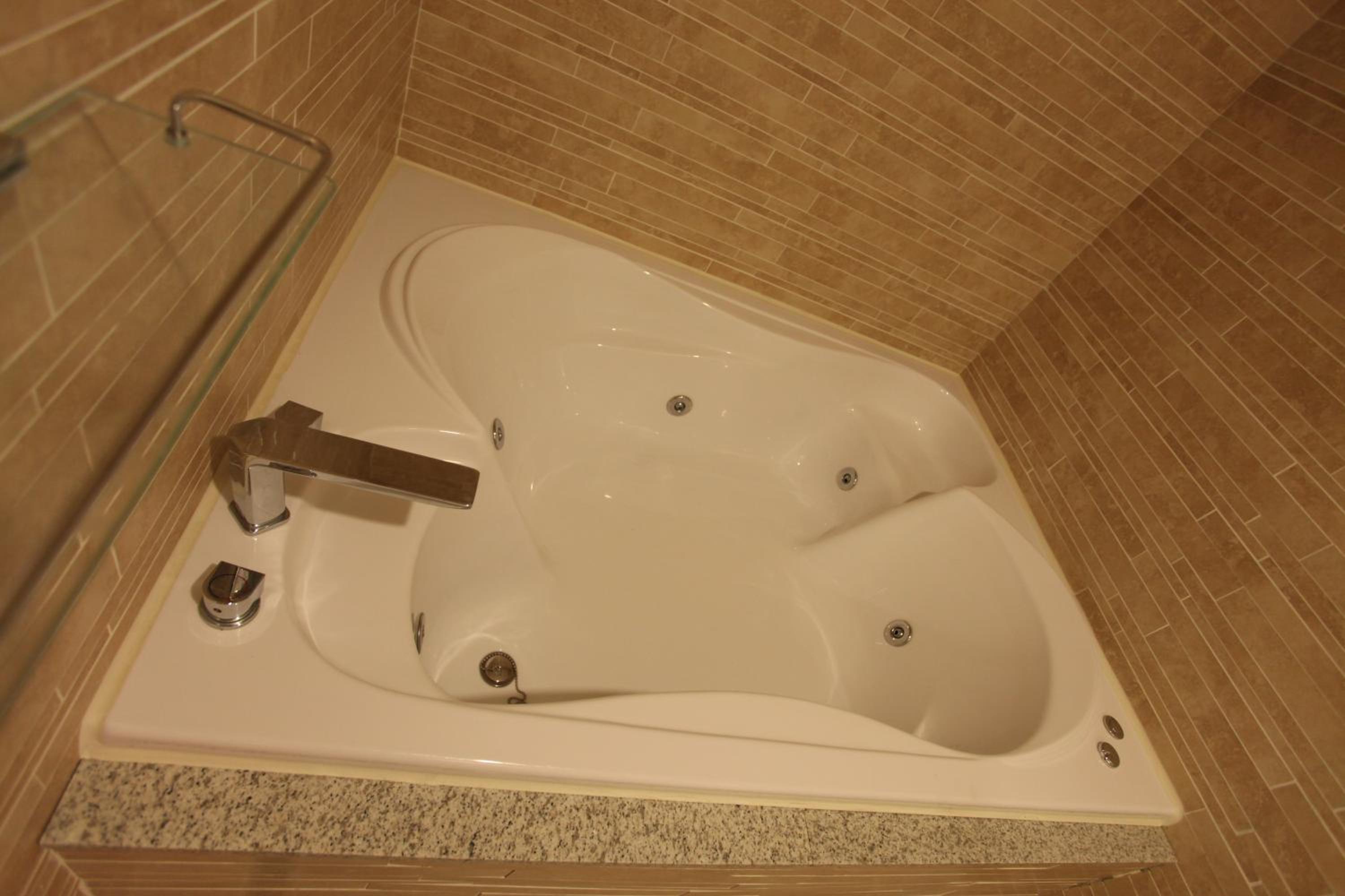 Yuwon Hotel 57/57