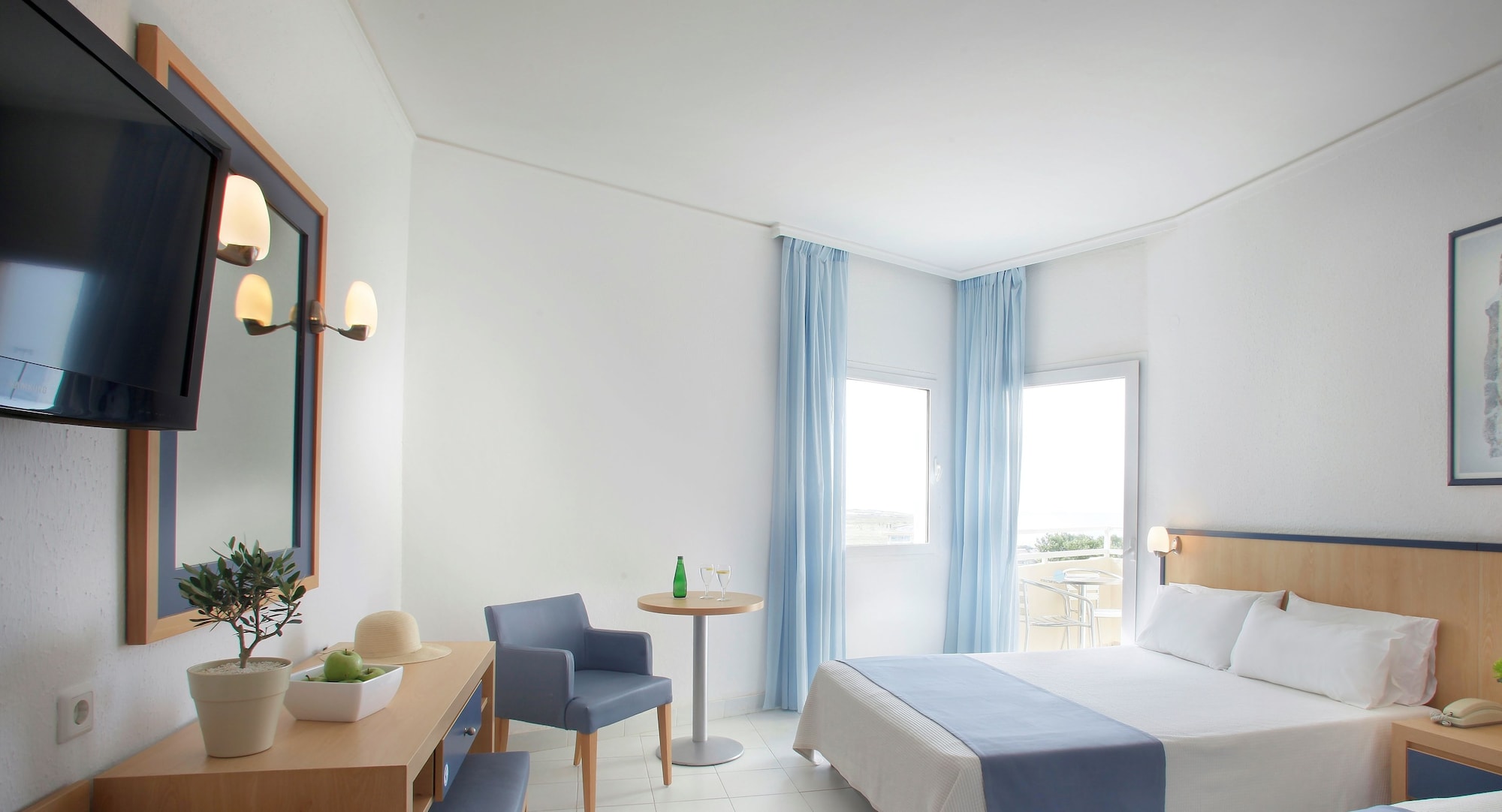 غرفة بسرير كوين بإطلالة جزئية على البحر مع أريكة، Atlantica Ocean Beach Resort 9/10