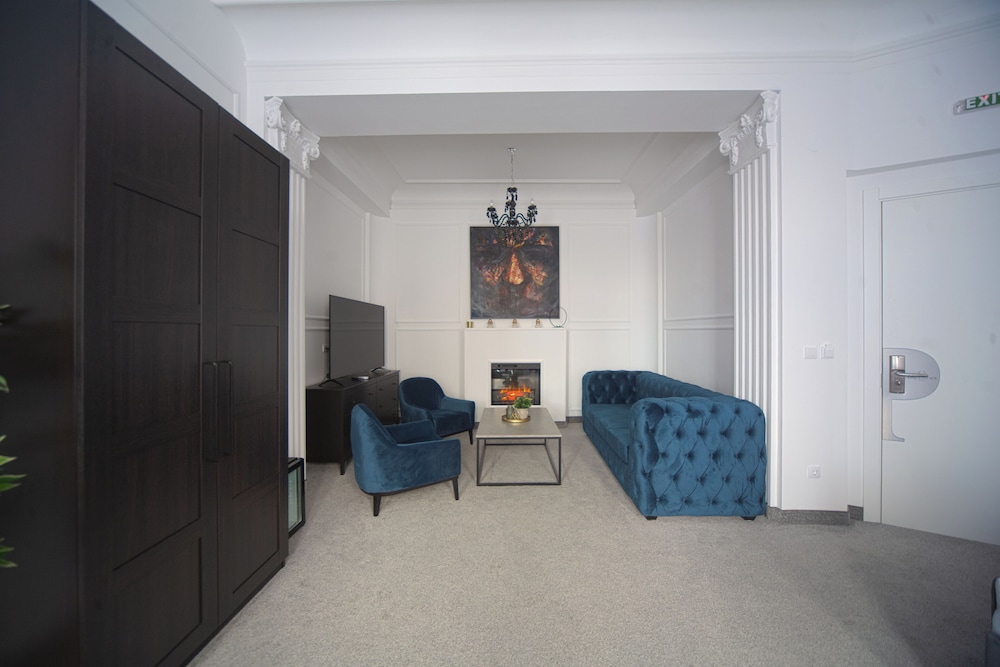 Kings Palace Suites 44/50