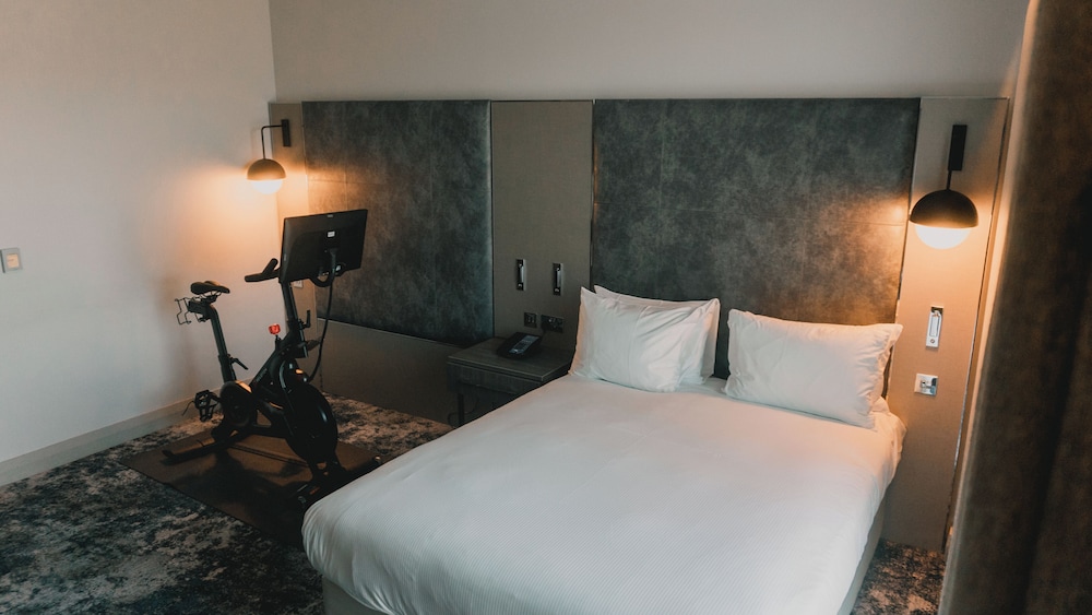 ROOM, QUEEN BED, PELOTON