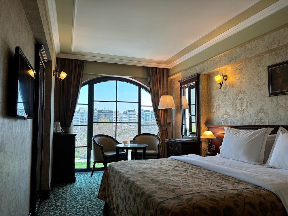 DELUXE, QUEEN BED, PARK VIEW