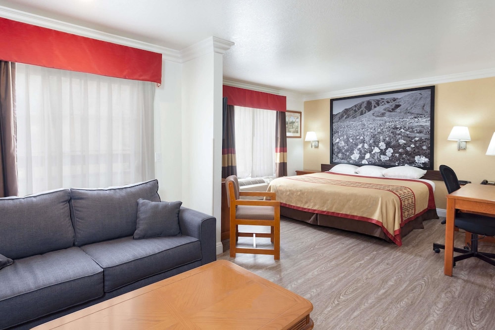 Super 8 by Wyndham Santa Clarita/Valencia 17/32