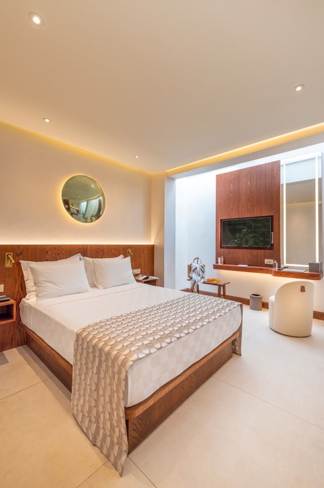 THE XON HOTEL 11/50