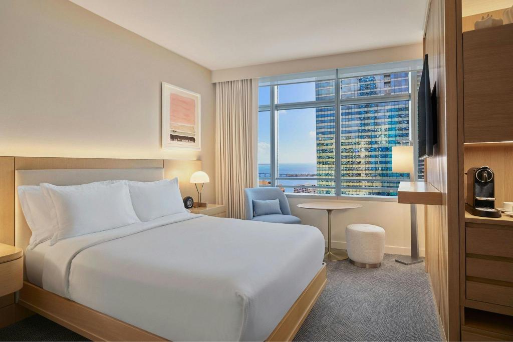 Guest Room, Deluxe, Queen Bed, Bay View