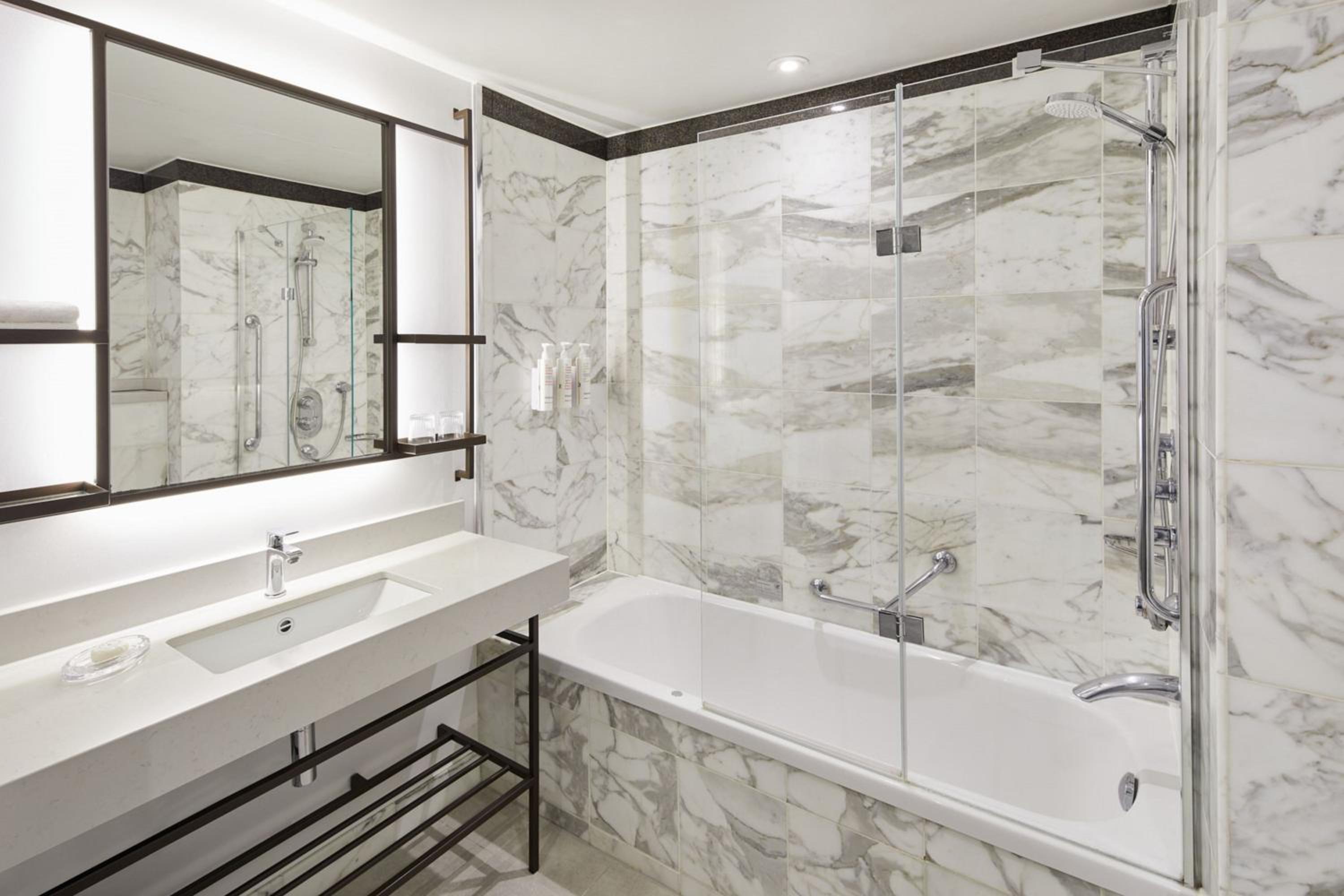 Superior, 2 Double Beds, Square View، Marriott London Hotel Grosvenor Square 4/7