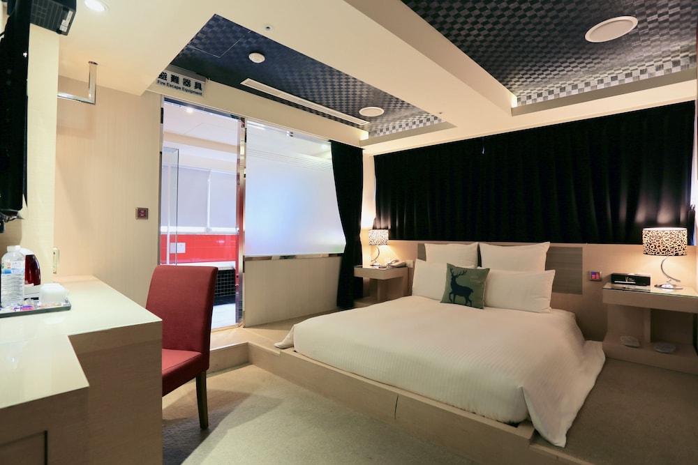V One Vogue Hotel 6/50