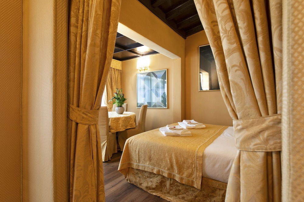 Canova Rooms 16/42