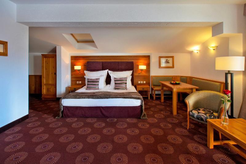 Junior Suite, King Bed, Town View