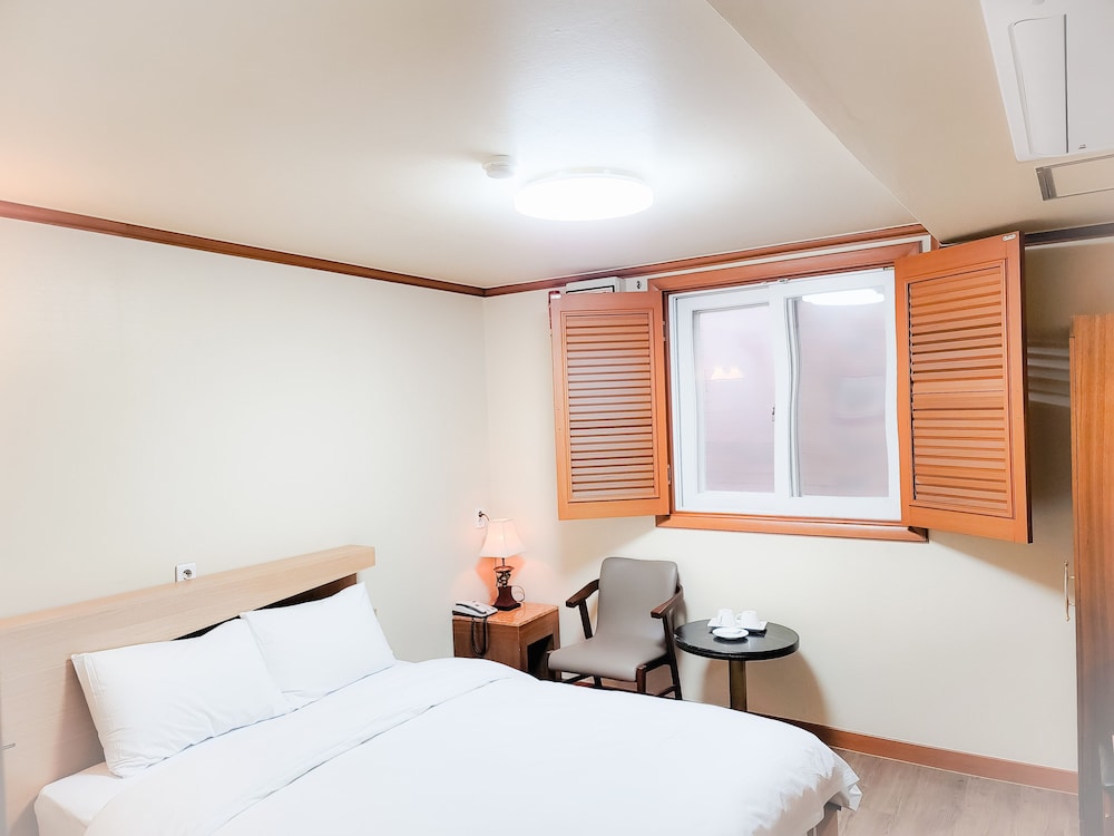 ROOM, DOUBLE BED