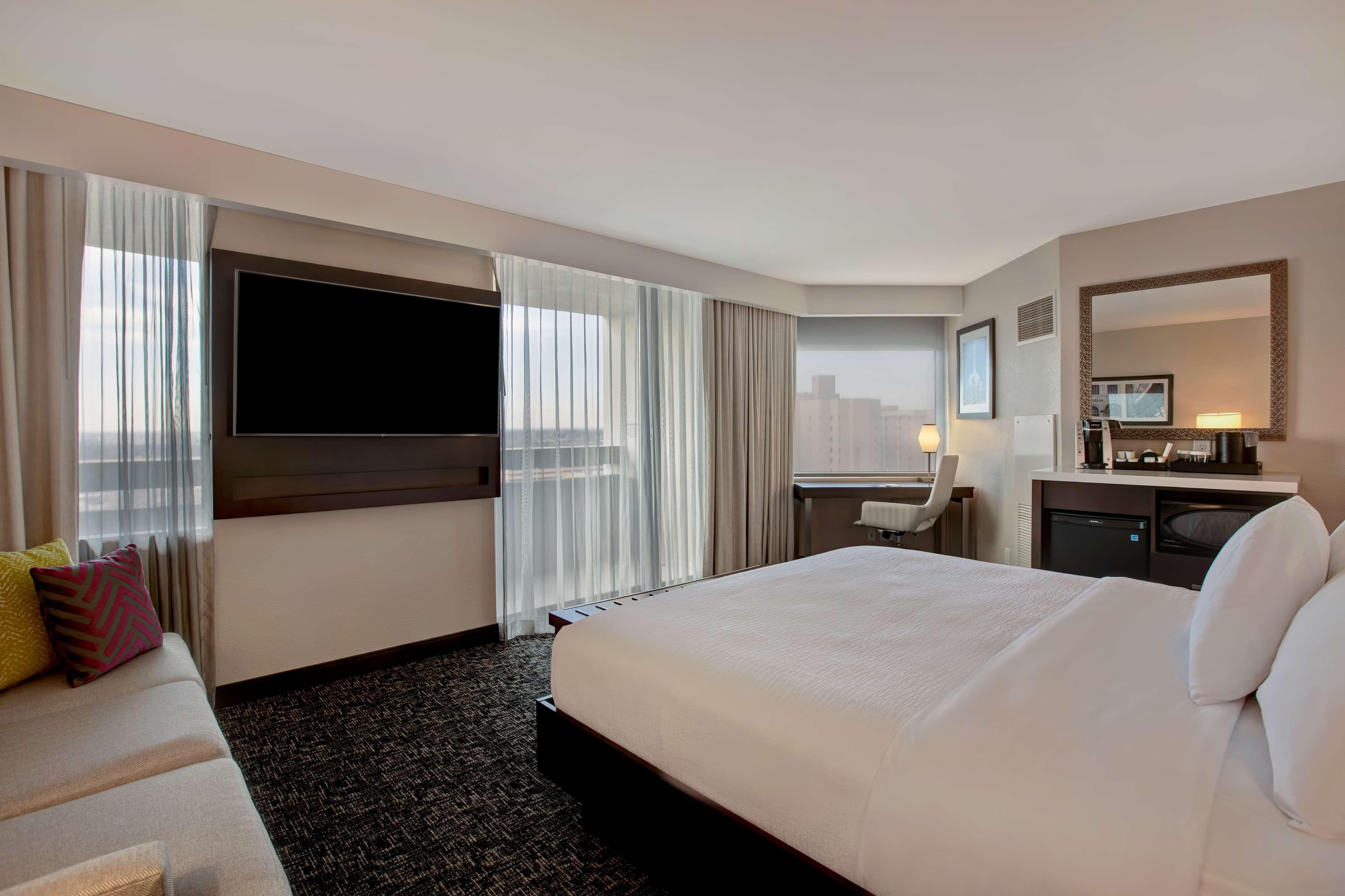1 BEDROOM, STUDIO, KING BED, BALCONY