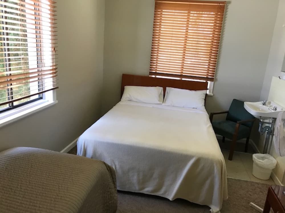 Lakes and Ocean Hotel Forster 10/40