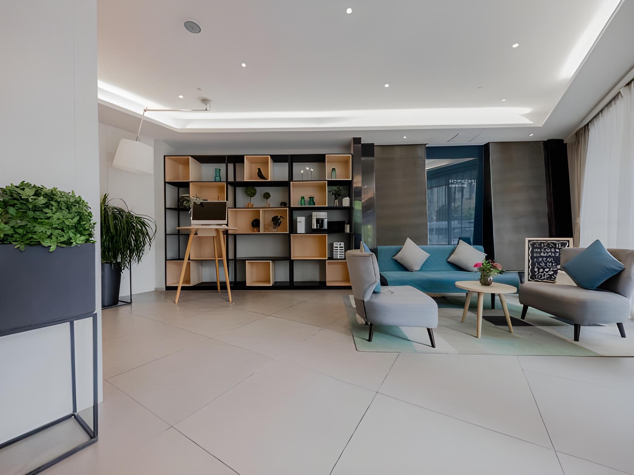Home Inn Selected (South Square of Shanghai Railway Station) 57/63