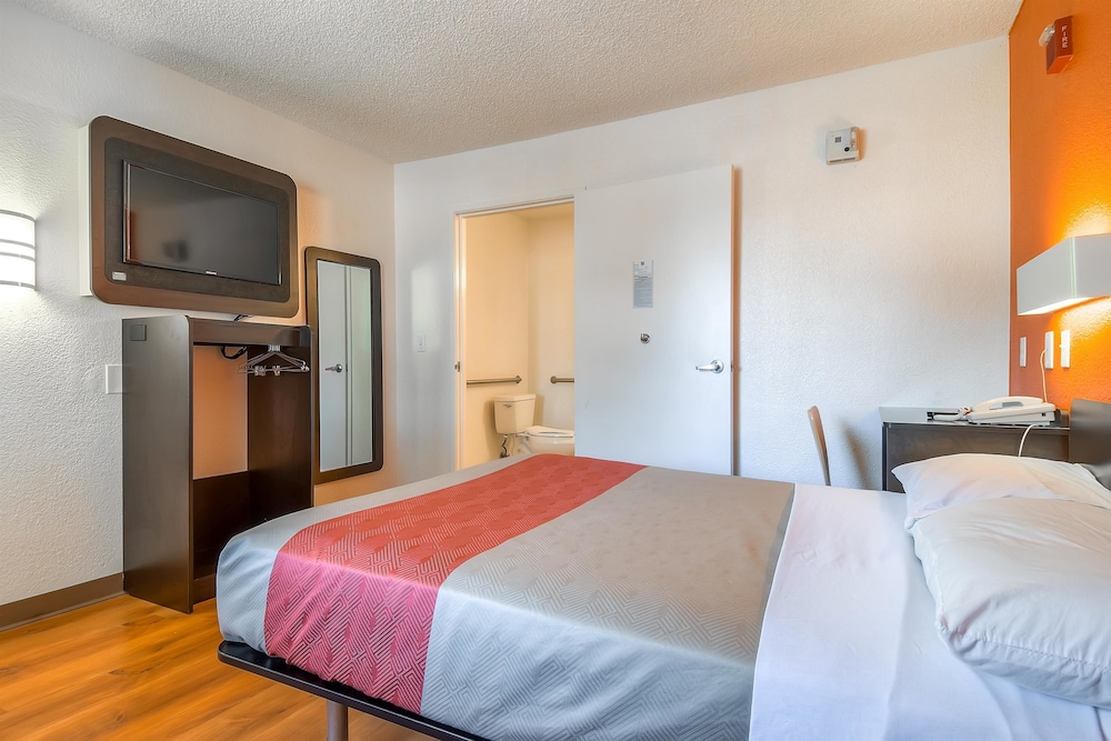 Motel6 San Diego, CA - North 17/61