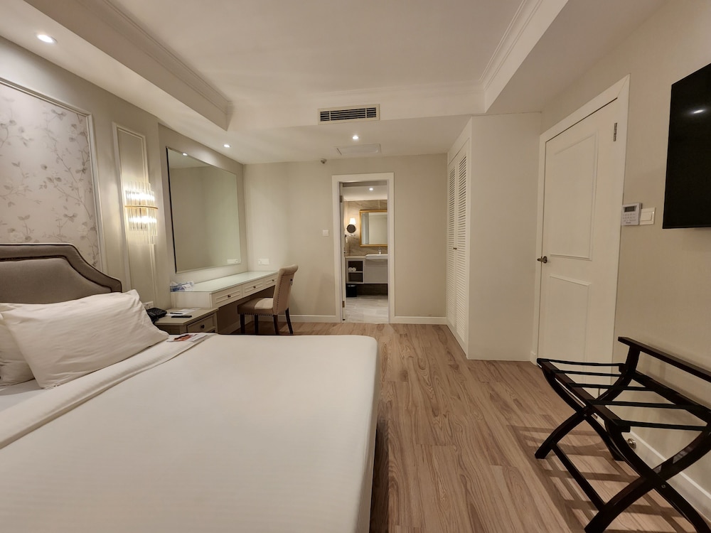 PALACE SUITE.