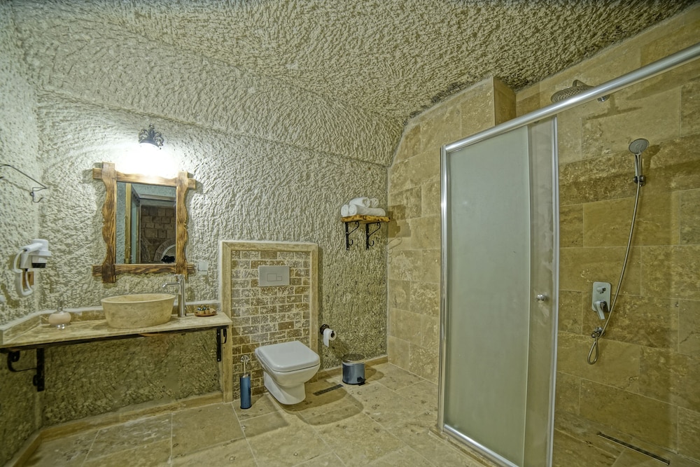 Risus Cave Suites 46/55