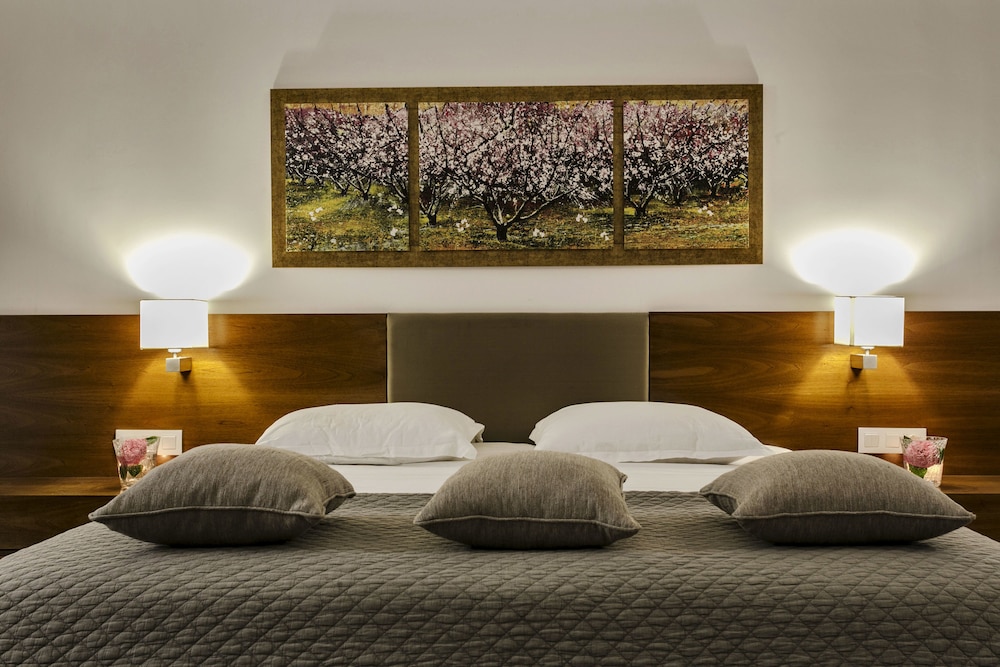 12 Months Luxury Resort 66/88