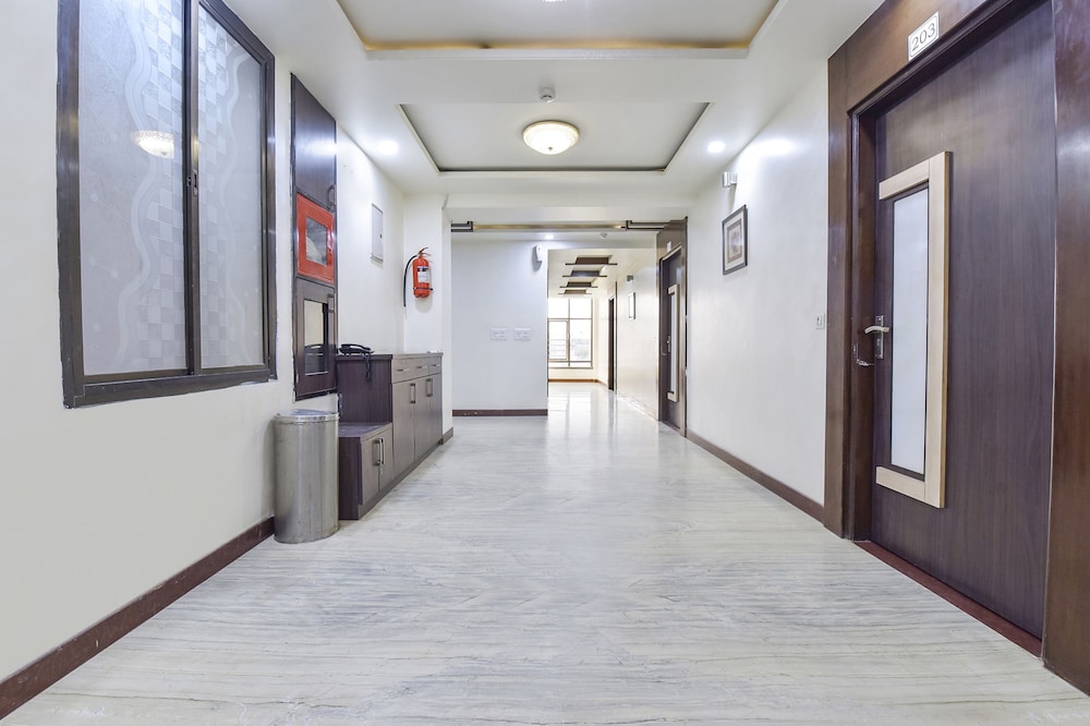 Fabhotel Signature Inn 39/50