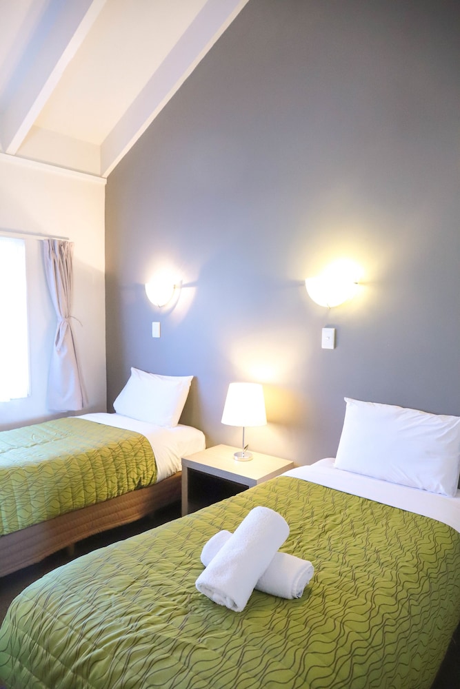 Airport Manor Inn 27/66