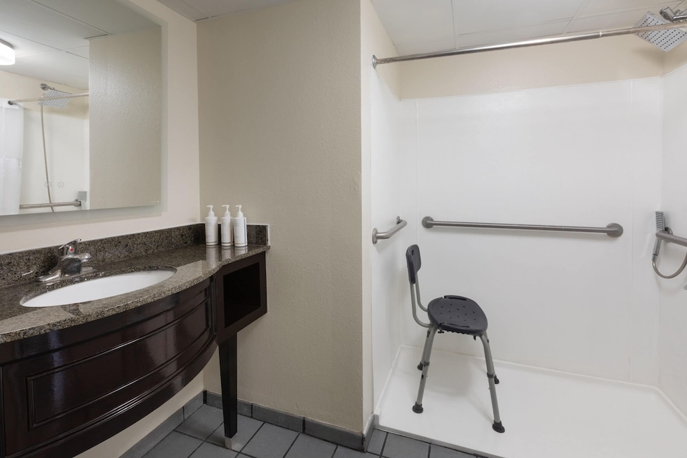 Days Inn & Suites by Wyndham Festus 58/60