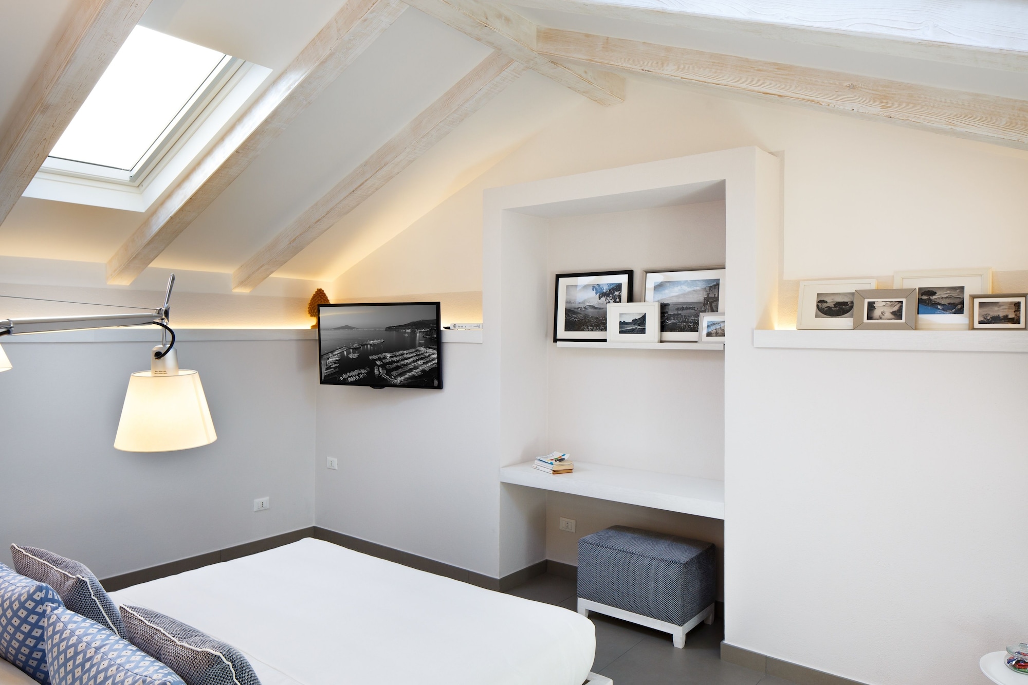 DELUXE, DOUBLE BED