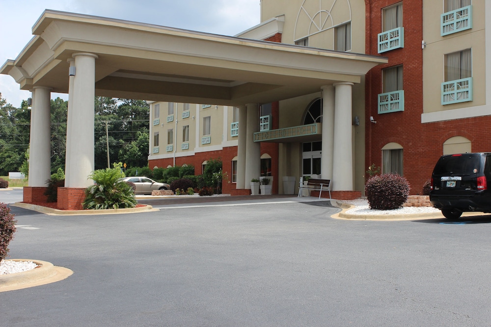 Holiday Inn Express Hotel Suites Thomasville 4/40