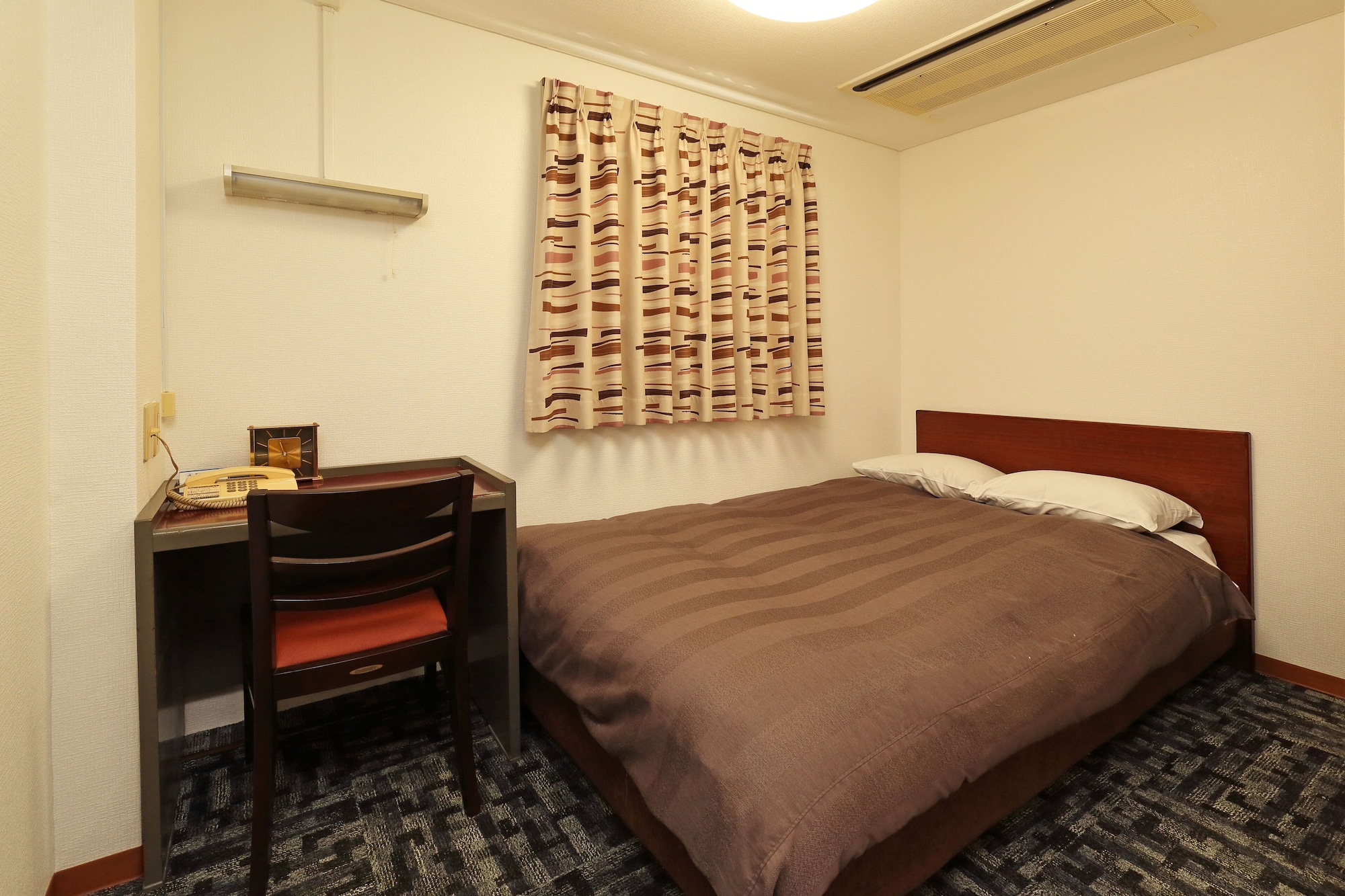 غرفة صغيرة بسرير فردي