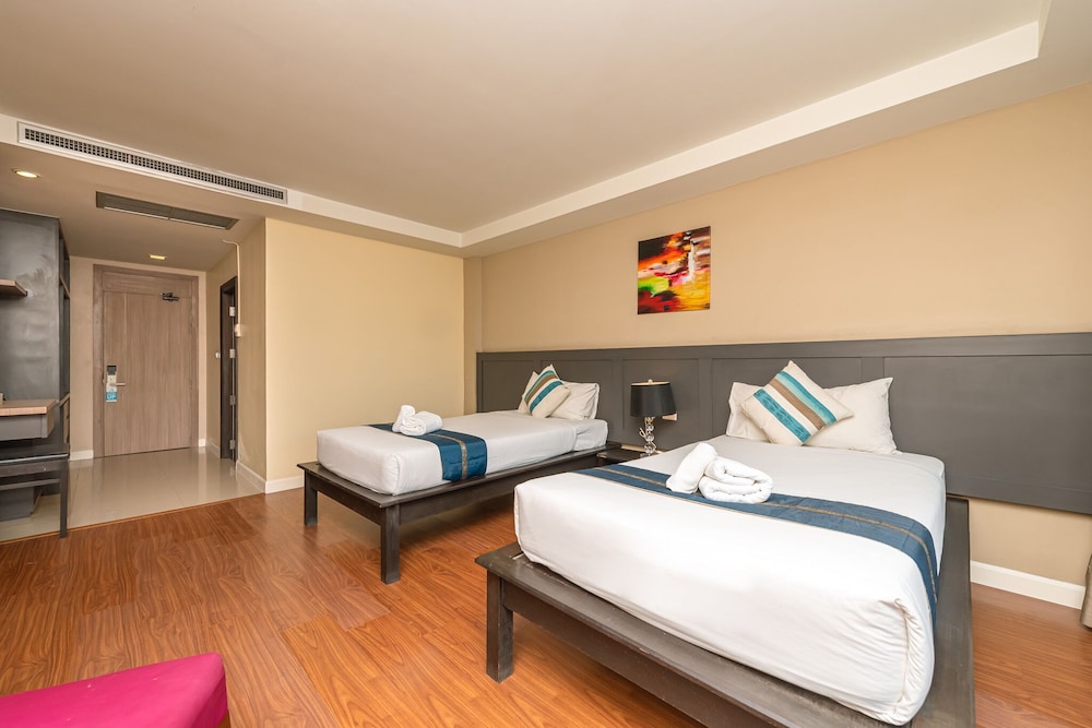 DELUXE, DOUBLE OR TWIN BED
