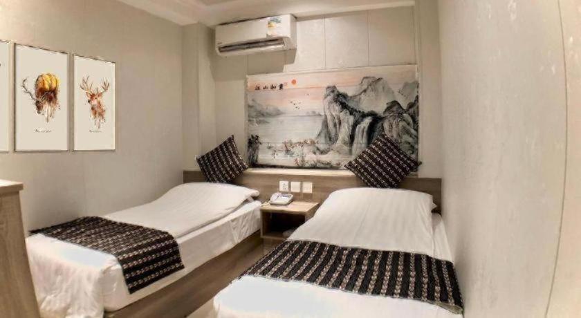 Holiday Hotel 27/37