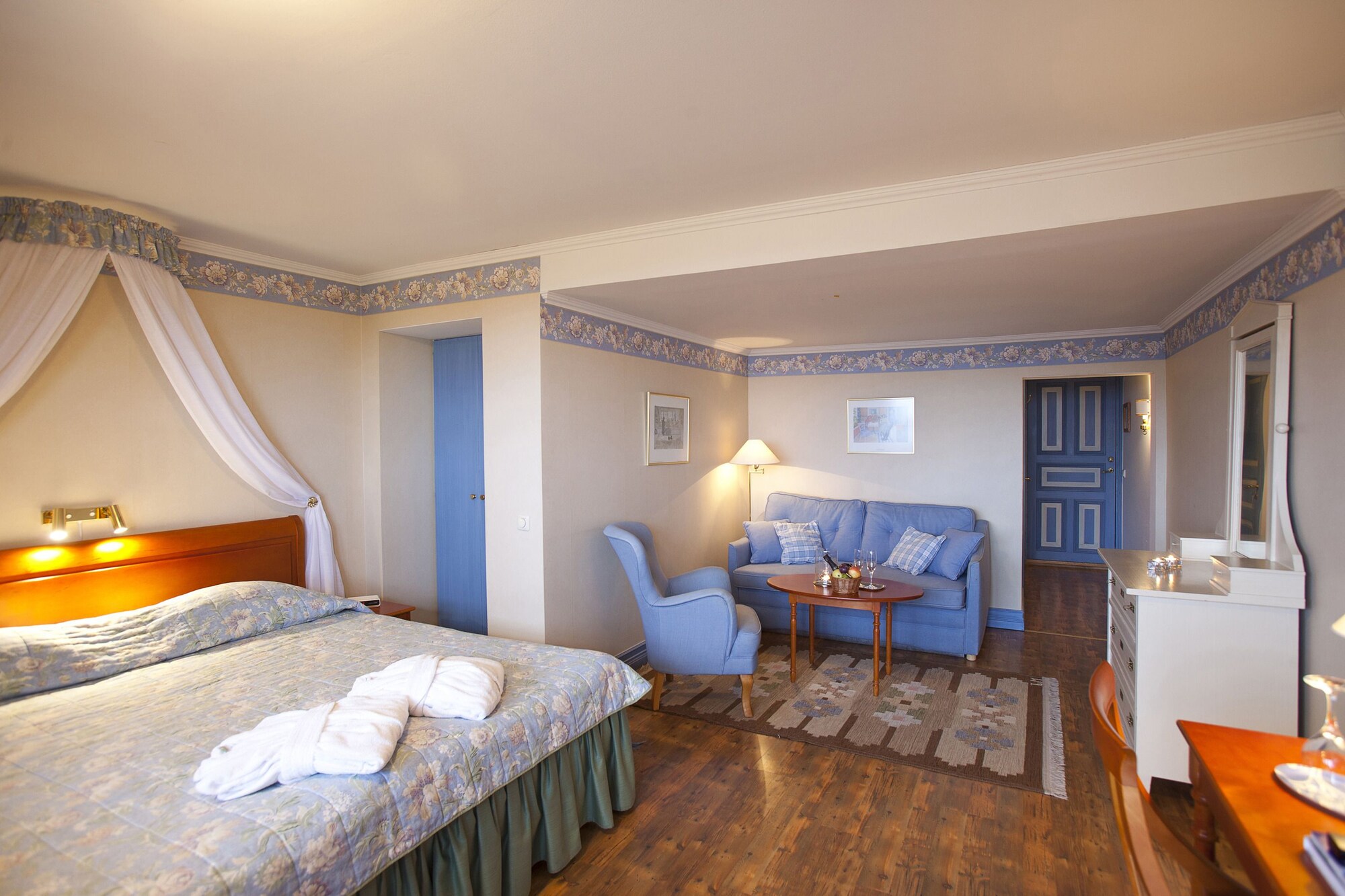 Junior Suite, Studio, Queen Bed, Sofa, Jetted Tub