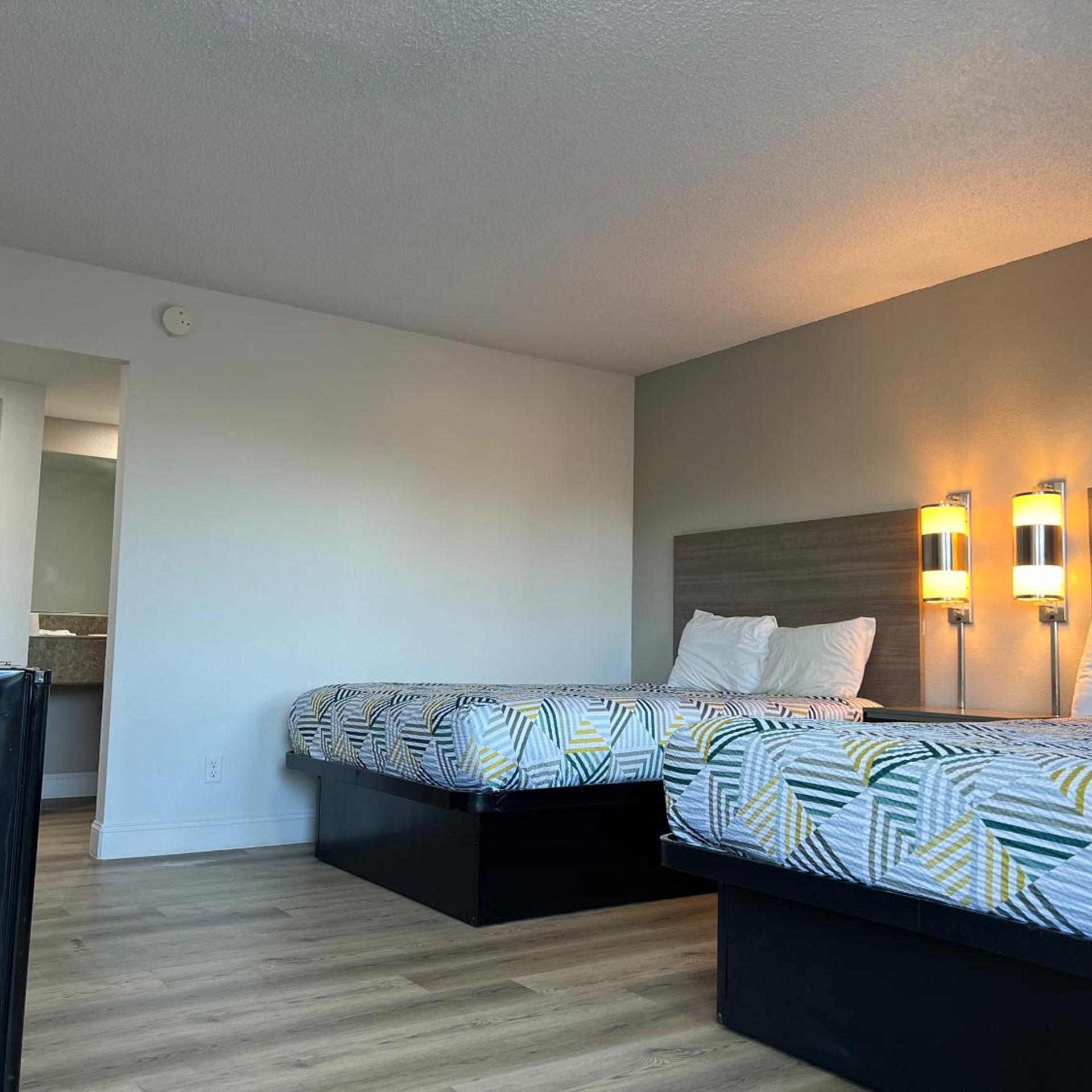 2 Queen Beds - Non-Smoking, Micfridge
