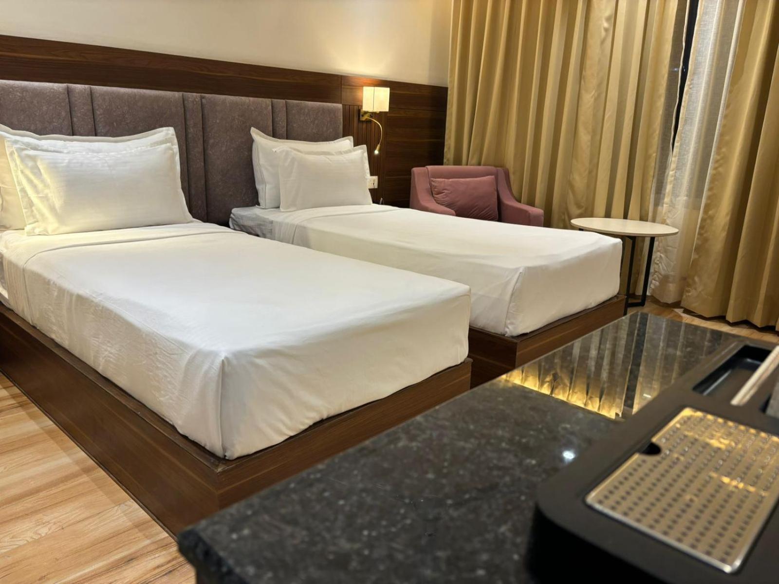 Clarks Inn Suites Agra 21/52