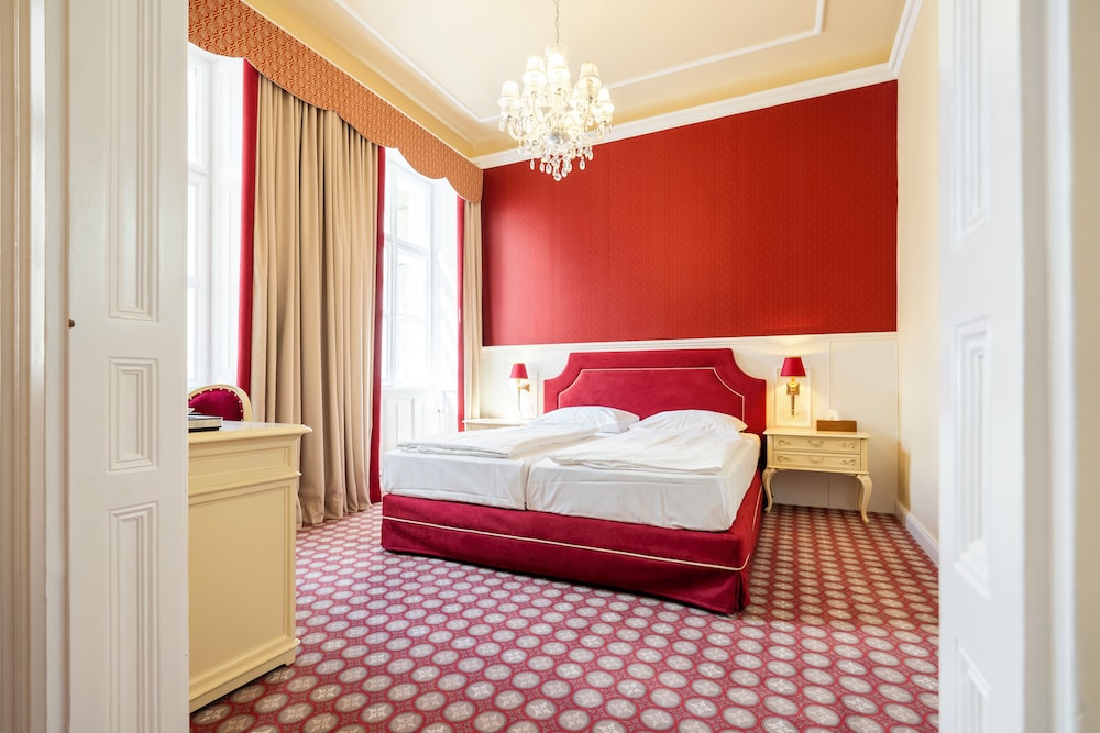 ROOM, TRIPLE, QUEEN BED, SOFA