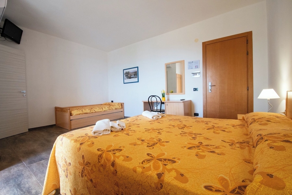 ROOM, TRIPLE